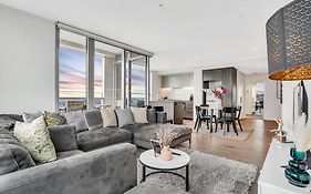Sub-Penthouse Stunning With Water Frontage 3B2B1C